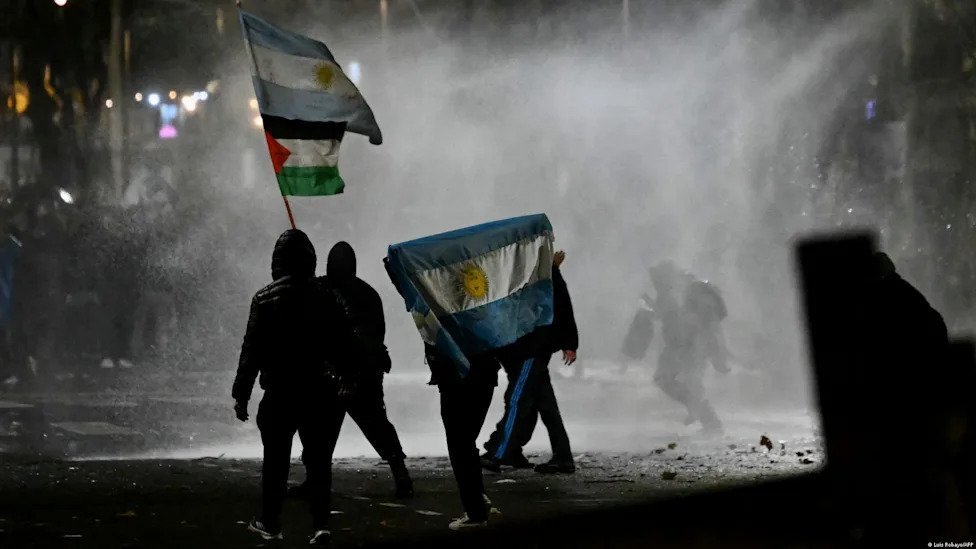 Argentina Represion y Debate Critico por la Ley de Propiedad Privada