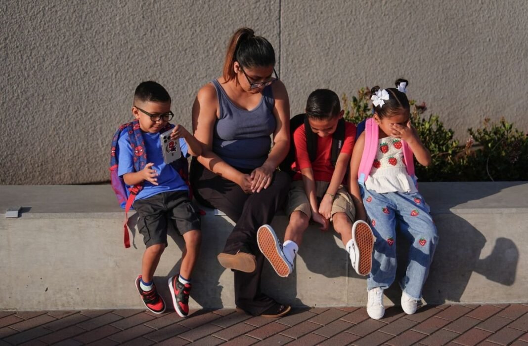 Crisis Dual en Arizona: El Calor Extremo y la Presencia de ICE Impactan el Ciclo Escolar