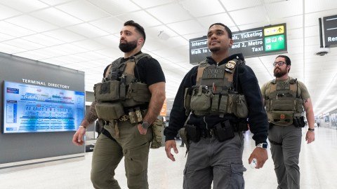 Escalada de Arrestos Migratorios en Aeropuertos de EE.UU.: Un Análisis Crítico de la Estrategia Trump