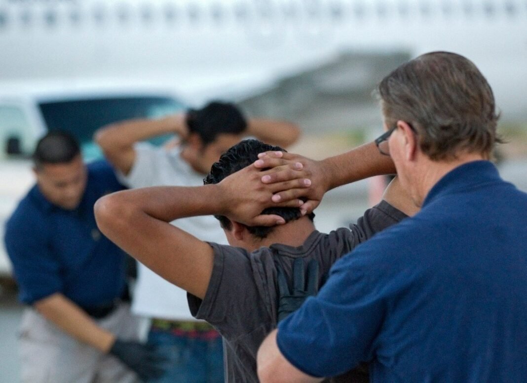 Alerta Migratoria Aumento de Arrestos de Inmigrantes por ICE en Aeropuertos de EE UU