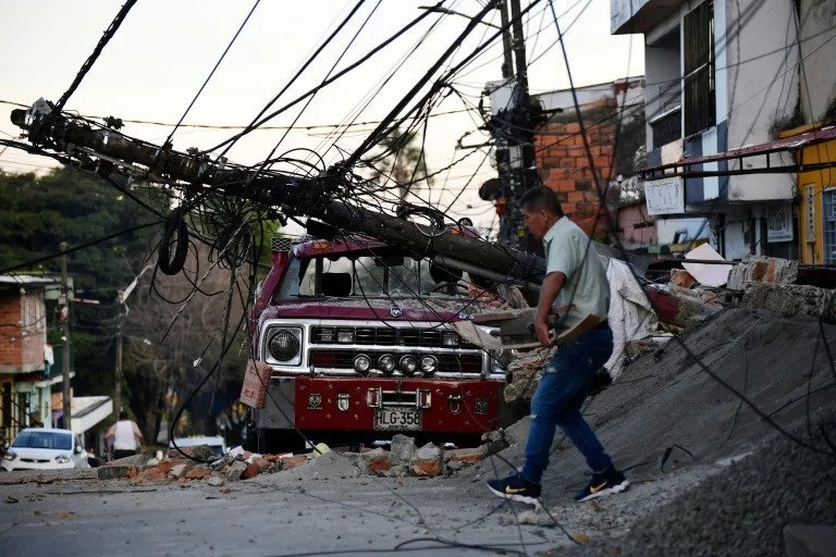 Terremoto en Colombia: Agoniza la Esperanza por Supervivientes mientras el País Enfrenta una Crisis Dual