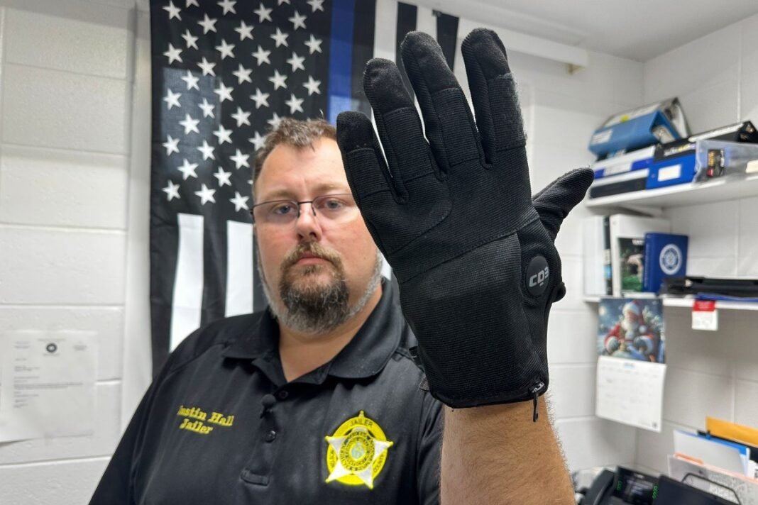 ‘Guantes Eléctricos’: La Controversial Adquisición del ICE que Reaviva el Debate sobre el Uso de la Fuerza Migratoria