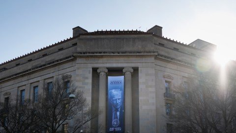 Escalada en la Tensión Federal-Estatal: El DOJ Demanda a Nueva York, Connecticut y Vermont por Ayudas a ‘Inmigrantes Indocumentados’
