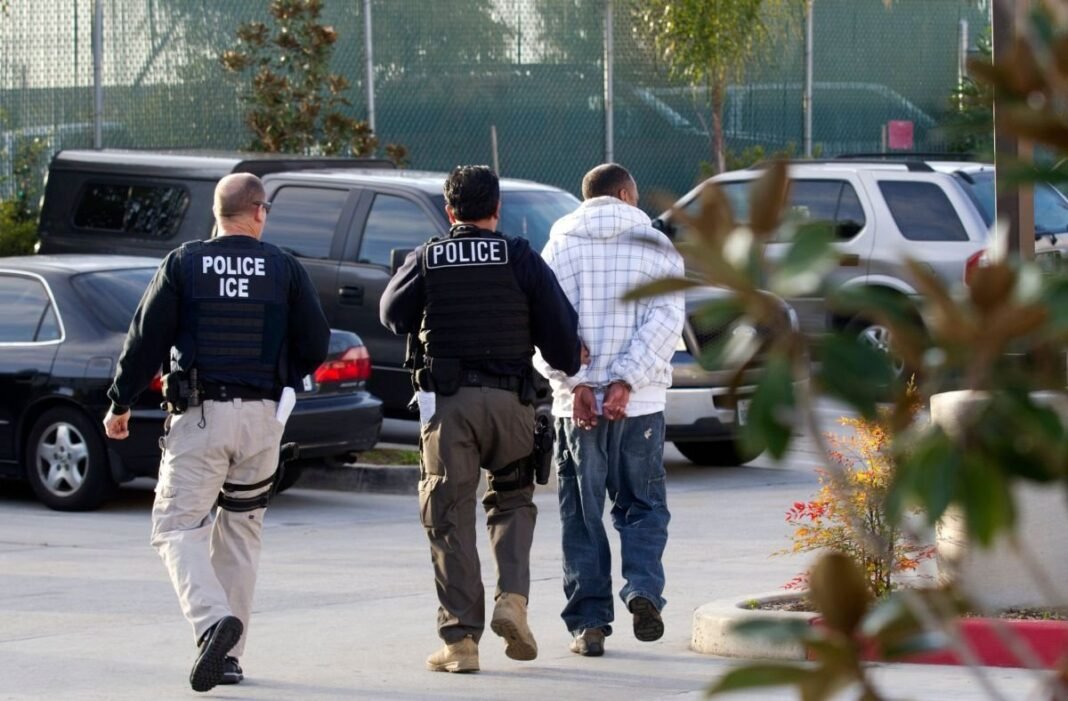La Escalada de la Fuerza de ICE: Guantes Eléctricos y Restricciones a la Movilidad Marcan un Hito