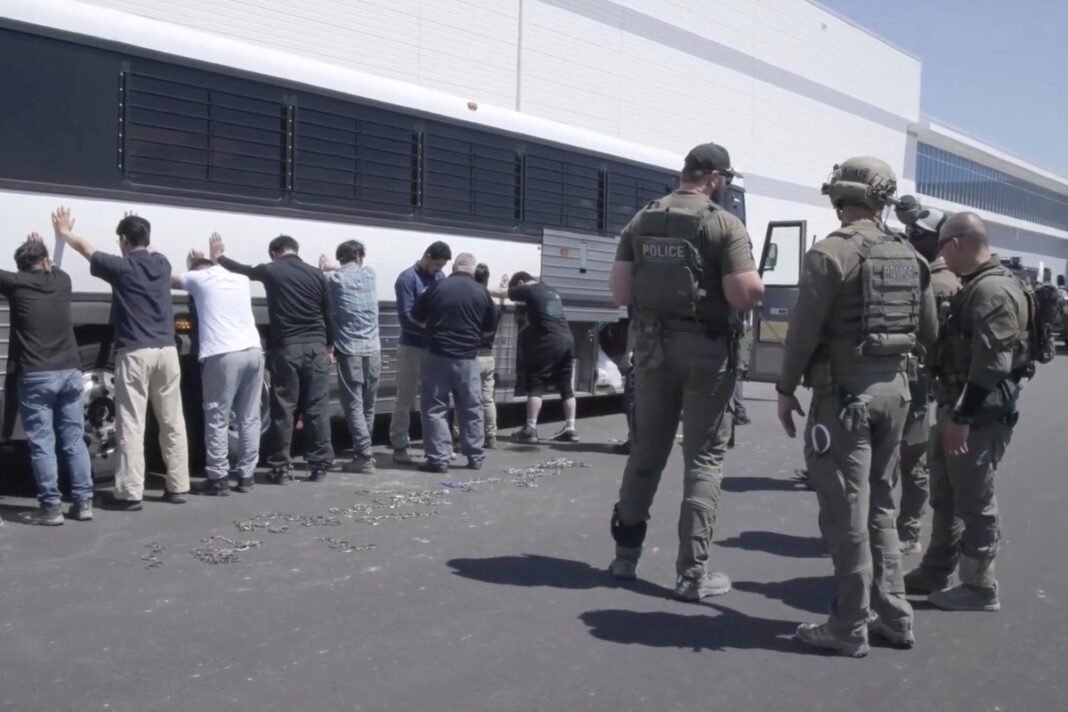 Récord Histórico de Arrestos de ICE: Implicaciones Humanitarias y Políticas de la Estrategia Migratoria en EE. UU.