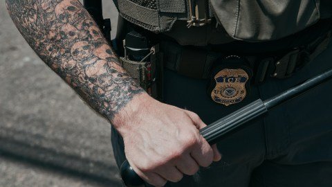 ICE y la Polemica Adquisicion de Guantes Electricos Herramienta de Control o Riesgo de Abuso