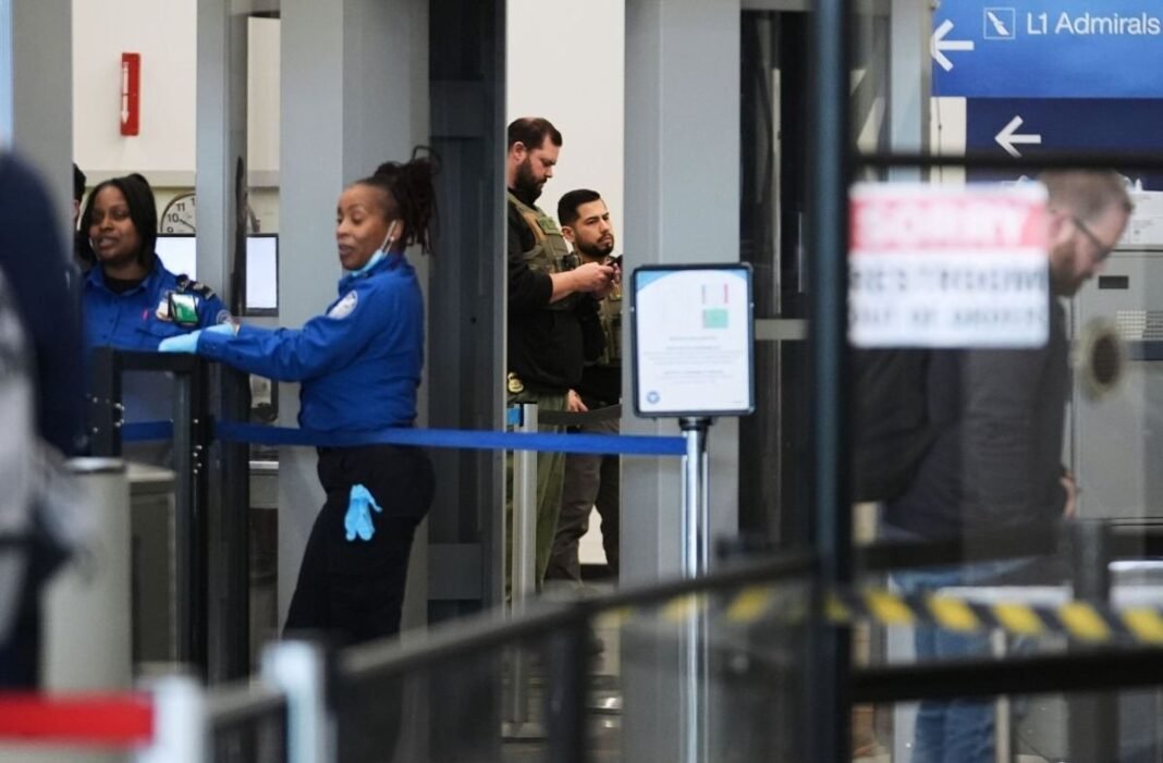 Tension Migratoria Operativos de ICE en Aeropuertos Desafian Protocolos Aereos