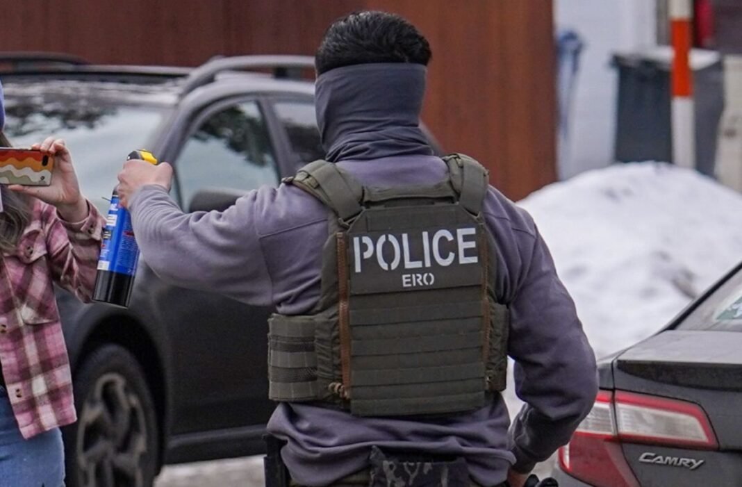 Demanda Civil por Agresión: Mujer de 72 Años Rocíada con ‘Gas Pimienta’ por Agentes de ICE en Manhattan Eleva Tensión sobre Derechos y Vigilancia Ciudadana