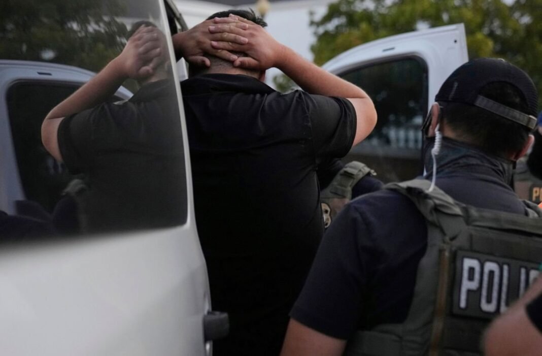 Escalada Sin Precedentes ICE Registra Record de Arrestos Diarios a Inmigrantes Sin Antecedentes Penales