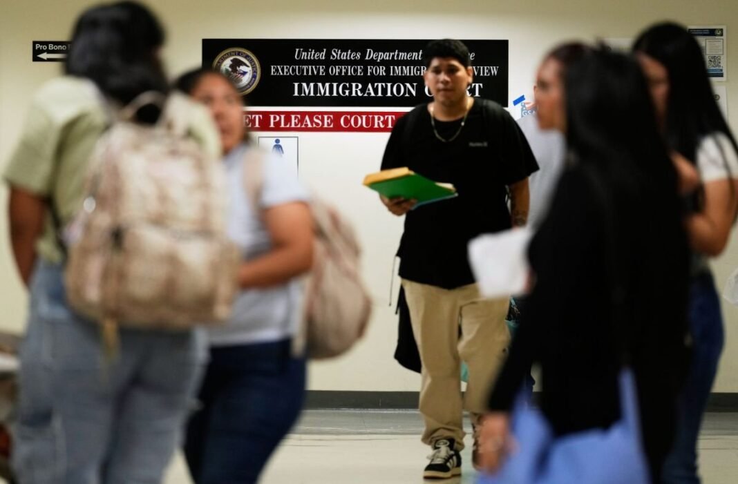 ICE Potencia Vigilancia 57.1 Millones Destinados al Rastreo de Inmigrantes y Preocupaciones Eticas