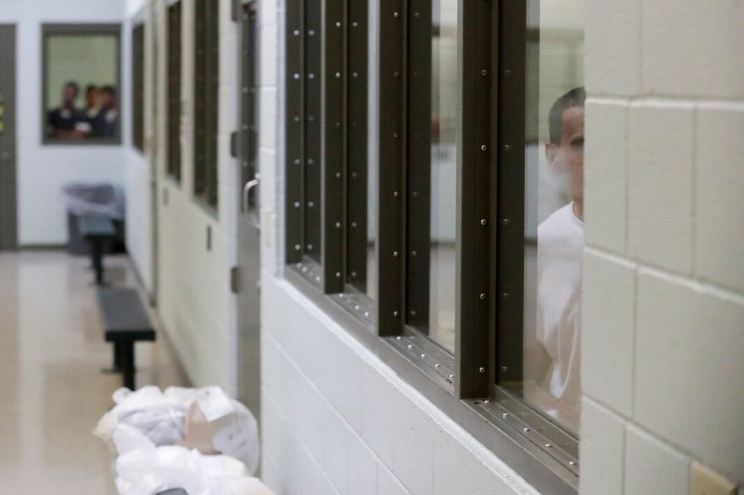 ‘ICE’ enfrenta revĂ©s judicial: juez detiene deportaciĂłn a Guyana de hombre gay de Los Ăngeles