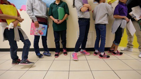 Orden Judicial Exige a la Administración Trump Pagar Fondos Retenidos por Servicios Legales a Niños Inmigrantes