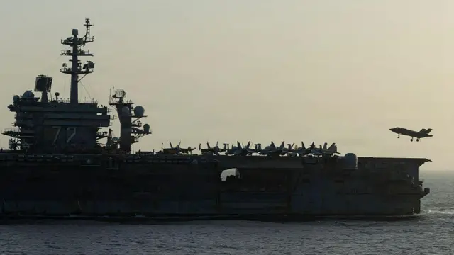 Crisis a Bordo del USS Abraham Lincoln: Despliegue Prolongado y el Deterioro del Bienestar de la Tripulación