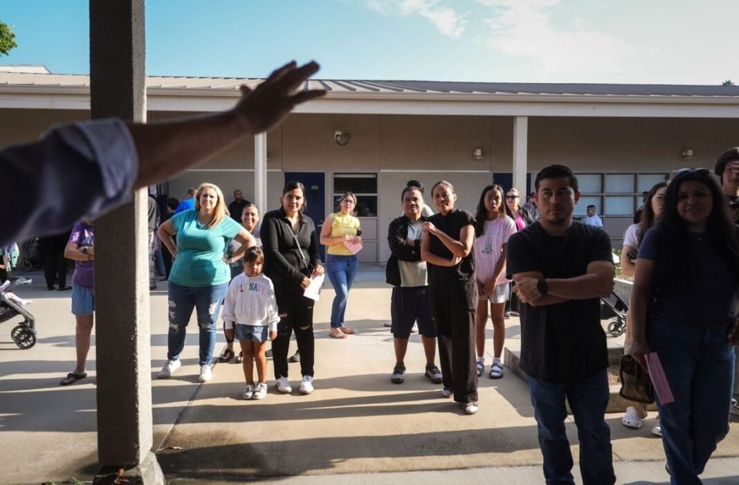 La Vigilia Educativa de Los Angeles Maestros Defienden Escuelas Ante Operativos de ICE