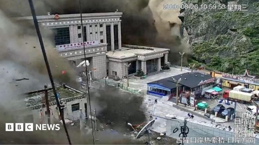 Mortal Inundacion en Nepal Deja 95 Muertos y Cientos de Turistas Desaparecidos