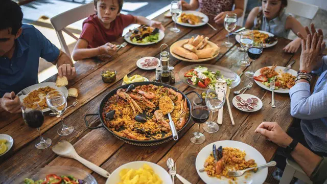 La Crononutricion Revela la Hora Ideal para Cenar y su Impacto en la Salud Global