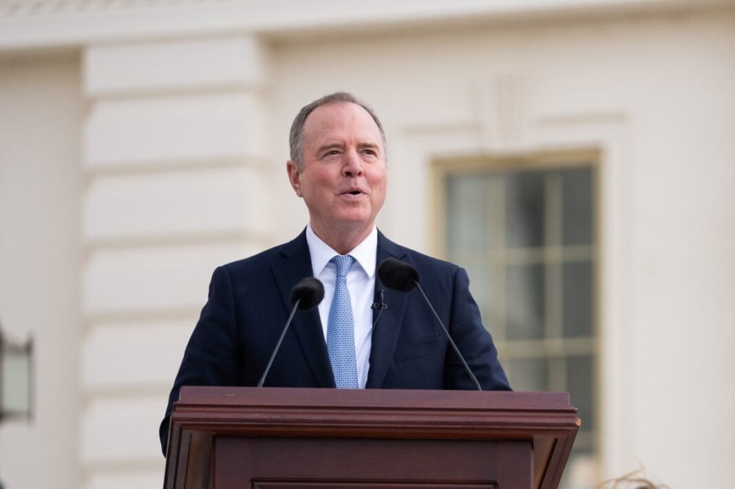 Operativo de ICE en Bufete de Inmigración Desata Condena del Senador Schiff: ¿Estrategia de Intimidación?