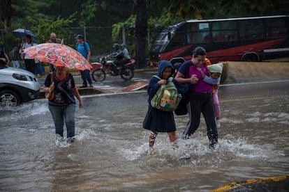 Venezuela Enfrenta Doble Embate: Lluvias Agravan la Vulnerabilidad Post-Sísmica