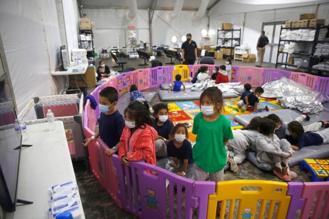 Transparencia Obligatoria: Young Center Demanda a ICE por ‘Visitas de Bienestar’ a Niños Inmigrantes Transparencia Obligatoria Young Center Demanda a ICE por Visitas de Bienestar a Ninos Inmigrantes