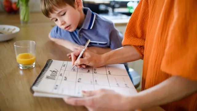 La ‘Carga Mental’ del Hogar: Un Desafío Global para la Equidad de Género La Carga Mental del Hogar Un Desafio Global para la Equidad de Genero