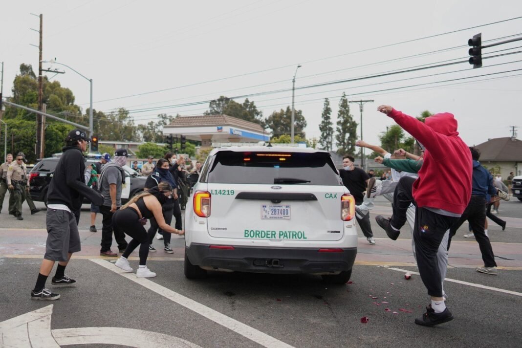Sentencia Federal Implacable Hispano Condenado por Agredir a Agentes en Protesta Migratoria en Los Angeles