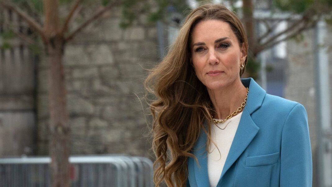 El Traje Sastre de Kate Middleton: Un Dictamen de Elegancia Profesional para el Mid-Season 2026 El Traje Sastre de Kate Middleton Un Dictamen de Elegancia Profesional para el Mid-Season 2026
