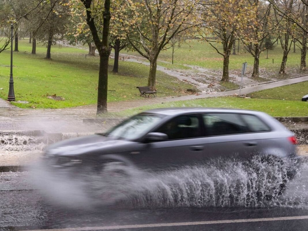 El ‘Impacto Eléctrico’ de la Lluvia: Un Nuevo Factor Oculto en la Corrosión de Vehículos y Materiales El Impacto Electrico de la Lluvia Un Nuevo Factor Oculto en la Corrosión de Vehículos y Materiales