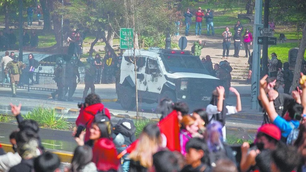 Chile: Protestas Masivas Contra las Reformas de Seguridad de Kast, ¿Amenaza a la Democracia? Chile Protestas Masivas Contra las Reformas de Seguridad de Kast Amenaza a la Democracia