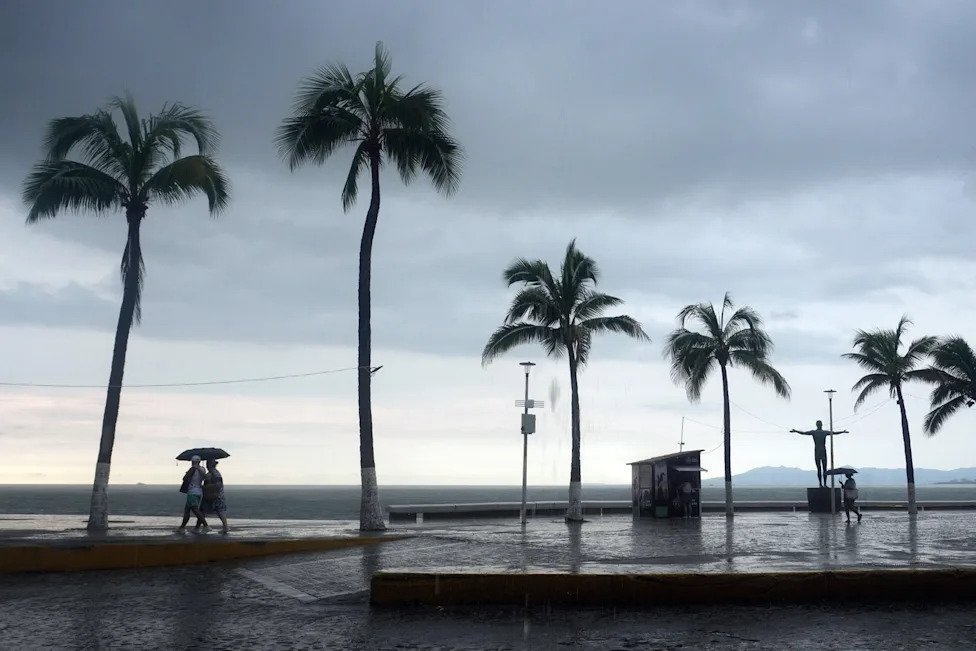 Doble Amenaza Mexico Enfrenta Depresion Tropical Dieciocho-E y el Huracan Polo