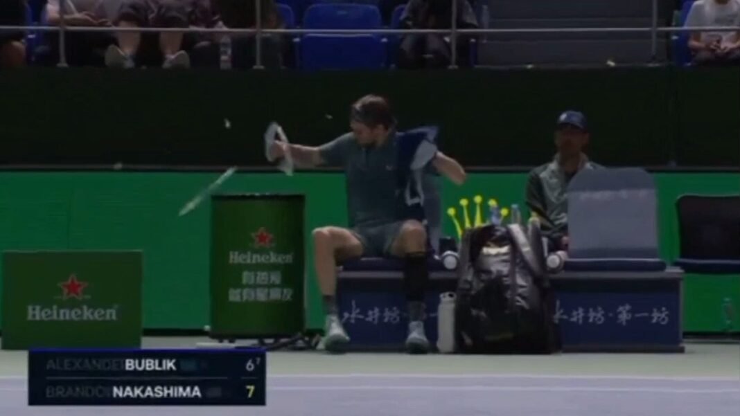 Alexander Bublik Destroza su Raqueta y un Contenedor de Bebidas en un Nuevo Estallido de Ira en el… Alexander Bublik Destroza su Raqueta y un Contenedor de Bebidas en el Shanghai Masters