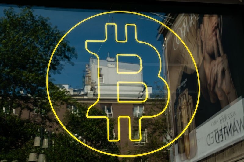 El Criptomercado Global Bajo Presion Bitcoin Cae en Medio de una Ola de Liquidaciones y Riesgos Macro