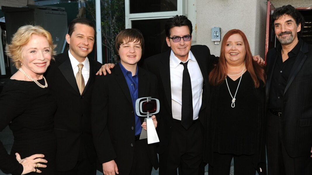 La Caída de Charlie Sheen: La Historia Detrás de la Debacle de Dos y Medio La Caida de Charlie Sheen: La Historia Detras de la Debacle de Dos y Medio