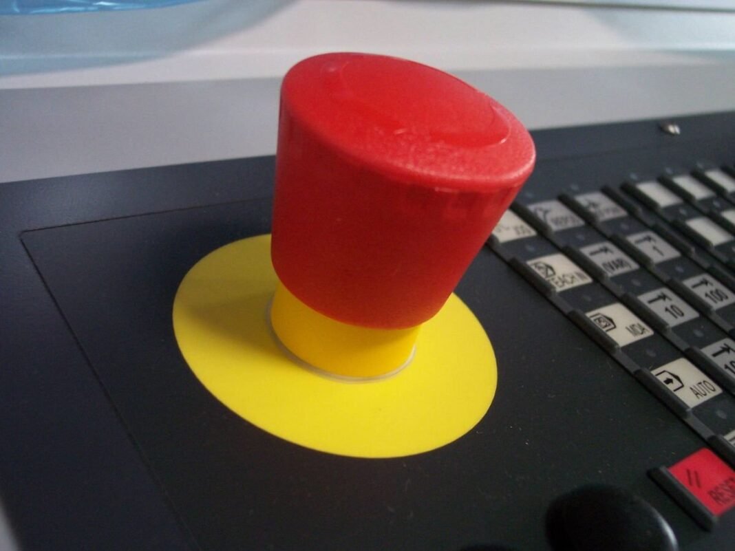El ‘Interruptor de Emergencia’ para la IA: Una Ilusión Regulatoria ante la Complejidad Distribuida El Interruptor de Emergencia para la IA Una Ilusion Regulatoria ante la Complejidad Distribuida