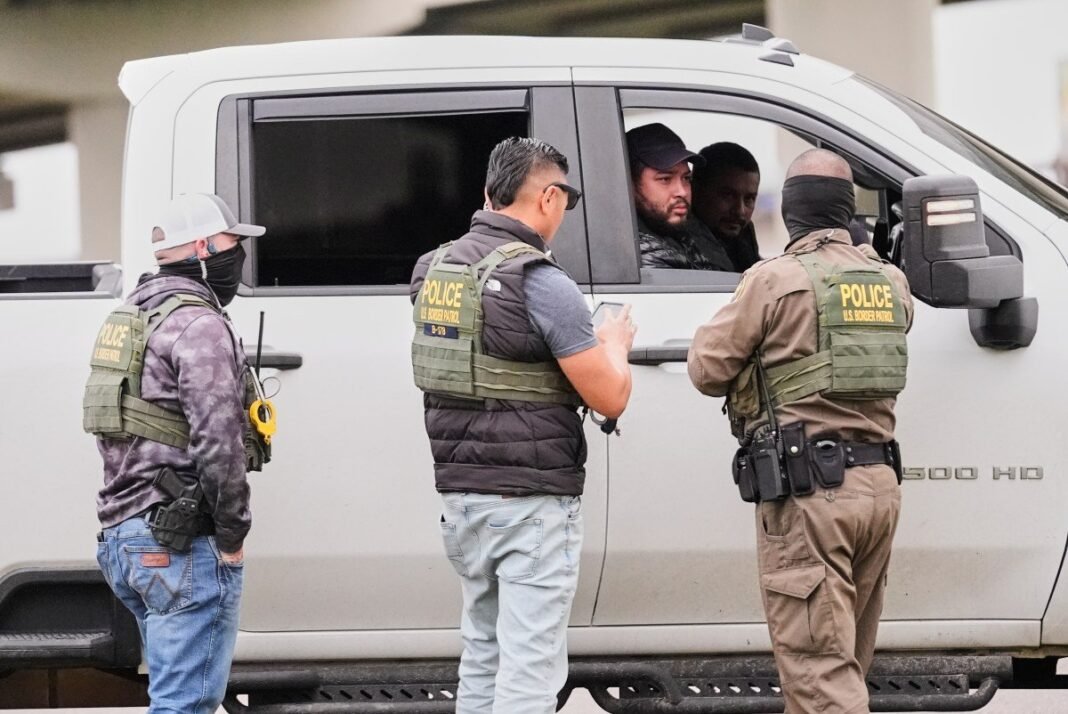 ICE Implanta Nuevas Reglas: El Viraje Crítico en las Detenciones Vehiculares ICE Implanta Nuevas Reglas El Viraje Critico en las Detenciones Vehiculares